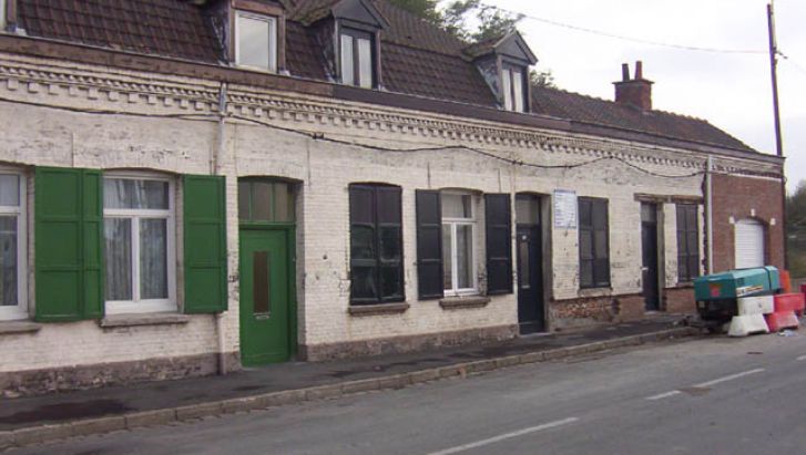 Maison large façade
