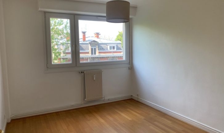T4 lumineux avec balcon, cave et garage