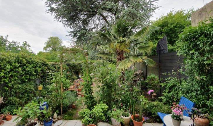 MAISON A RENOVER AVEC MAGNIFIQUE JARDIN