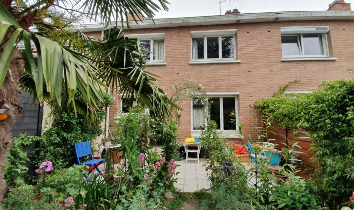 MAISON A RENOVER AVEC MAGNIFIQUE JARDIN